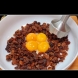 Разбивам 4 жълтъка и шепа стафиди - думи нямам колко сочно и вкусно става! Опитайте:
