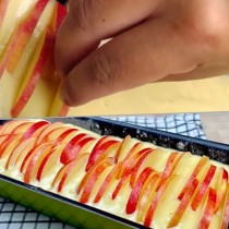 Помните ли тази вкусна рецепта за ябълков сладкиш? Приготвя се лесно, мирише страхотно и всеки ще го хареса!