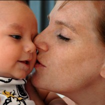 Опасно ли е да целуваме детето си по устата 