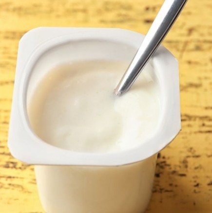 Как да разберете дали киселото мляко, което е отворено в хладилника от няколко дни става за ядене