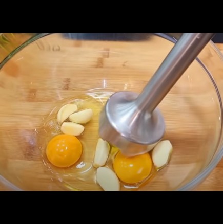 2 яйца с 6 скилидки чесън - разбивам, пържа и даже капризите у дома ядат в двойни дози:
