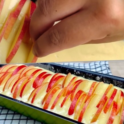 Помните ли тази вкусна рецепта за ябълков сладкиш? Приготвя се лесно, мирише страхотно и всеки ще го хареса!