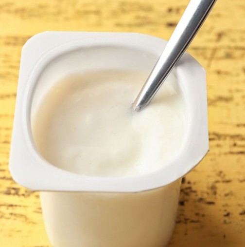 Как да разберете дали киселото мляко, което е отворено в хладилника от няколко дни става за ядене