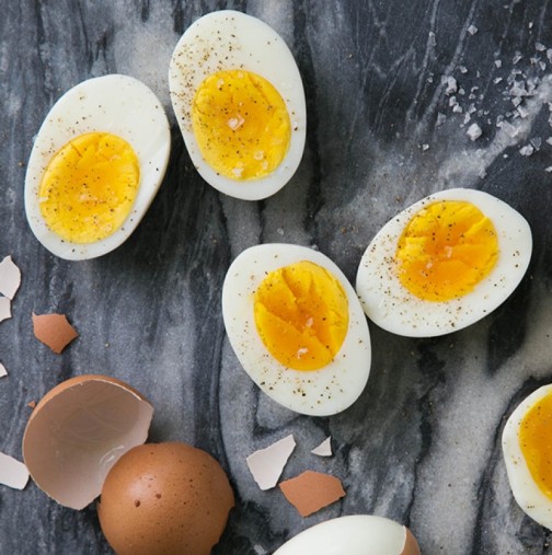 Ето какво да направите, преди да сварите яйцата – ще станат по-вкусни и се белят по-лесно! 