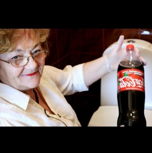 Съседката леля Надка ми показа страшен трик: Изсипваш бутилка Кока-кола в казанчето и после само гледай!