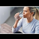 Учени назоваха грешката, която прави обикновена чаша вода отрова за тялото: