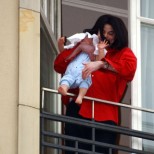 Ето как изглежда днес детето на Майкъл Джексън, което провеси от балкона и наричаха Одеялото