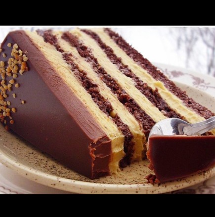 Луксозна шоколадова торта с крем карамел: Изключителен десерт - звездата на всяко тържество!