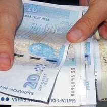 Увеличават минималната работна заплата