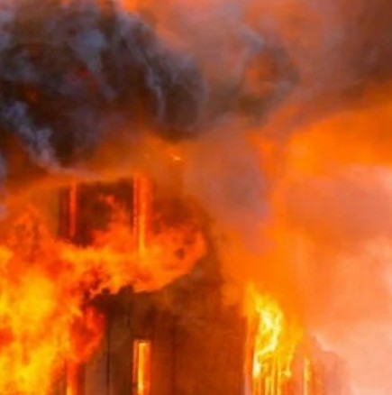 Трима младежи влизат в горящия дом за възрастни хора преди да пристигнат пожарникарите и спасили възрастни-Снимка