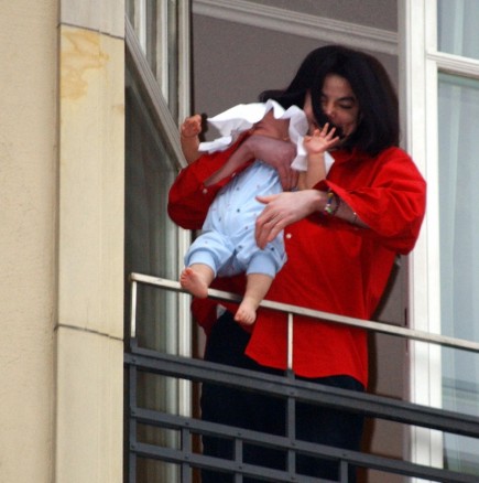 Ето как изглежда днес детето на Майкъл Джексън, което провеси от балкона и наричаха Одеялото