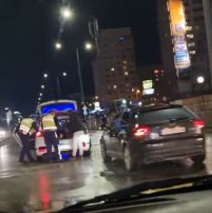 Кола удари две деца с колела пред столичен мол