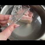 Като вари месото, баба винаги слага кристална чашка в тенджерата - елементарно, но месото става крехко и супер вкусно!