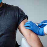 Мъж се ваксинира 10 пъти за един ден срещу COVID-19