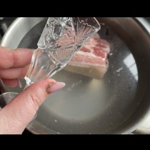 Тайната на нашите баби: Ето защо те слагат кристална чаша във водата, докато готвят месо!
