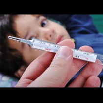 Как да свалим температурата на дете безопасно без лекарства и кога трябва да се смъква? Наръчник за родители:
