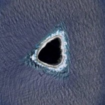 Гигантска черна дупка зейна насред океана! (Снимки):