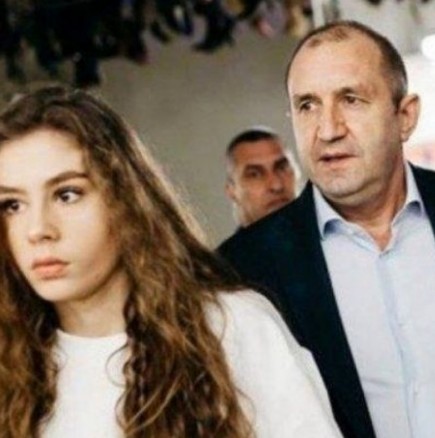 Дарина, дъщерята на президента Радев с провокативни снимки