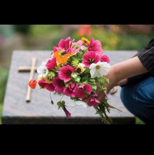 Какви цветя се носят на гробищата и какъв трябва да е броят им? Правилата, които никой не знае:
