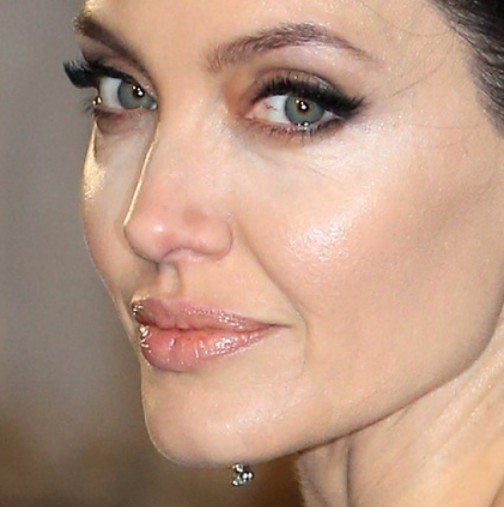 Анджелина Джоли успя да втрещи всички с облеклото си-Палто, пижама и джапанки-Снимки