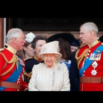 Кралица Елизабет се отрече от собствения си син заради секс-скандал! Лиши го от всички титли (Снимки):