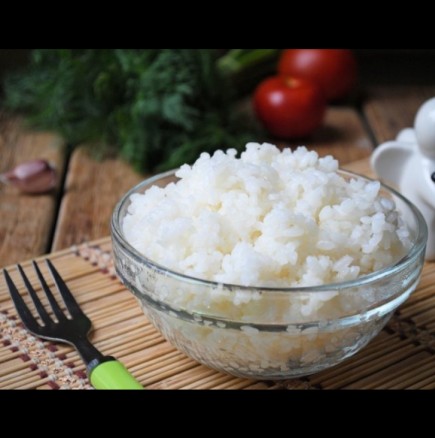 Защо ЗАДЪЛЖИТЕЛНО да сложим варения ориз в хладилника за една нощ, преди да го ядем: