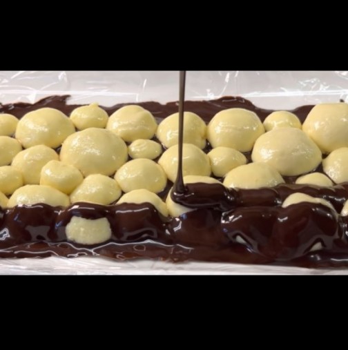 Светкавичен десерт от ТРИ съставки - охлаждаш, заливаш с шоколад и готово! По-вкусно от всичко в магазина:
