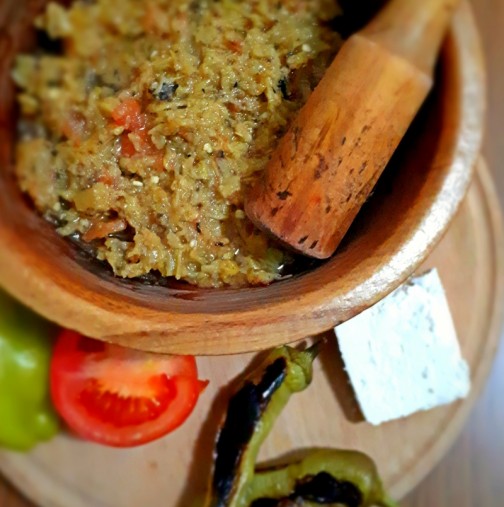 Македонска салата в хаванче - мераклийско мезенце за ракия и топло хлебче: