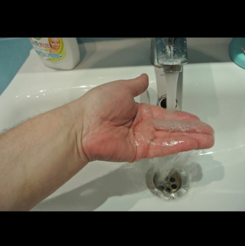 Снимка: Потопете във вода дясната си ръка, а след това лявата - усещате ли разликата? Изумително е!