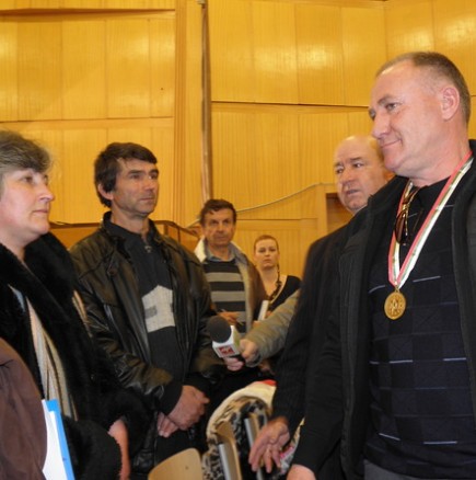 Медал за мъжът, спасил 4-мата младежи, които паднаха в река Бистрица с автомобил