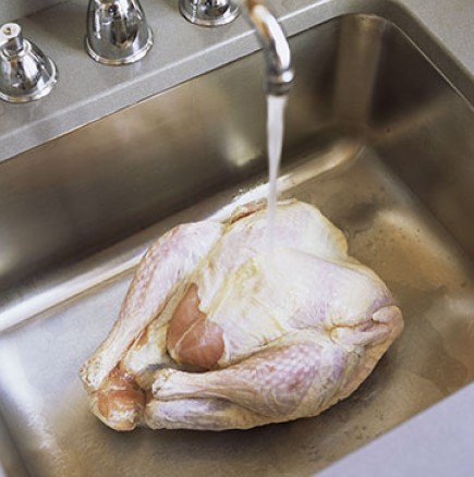 Миете пилешкото преди готвене? Това не само не унищожава бактериите, а напротив, допринася за тяхното размножаване! Вижте защо!