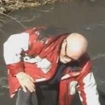 Репортер падна в замърсена река, докато прави репортаж