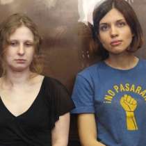 Две от момичетата от руската пънк група Пуси Райът са арестувани в Сочи