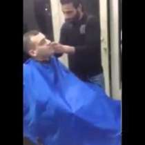 Дали ще познаете, какво прави мъжът, докато го подстригват? - Видео с неочакван край!