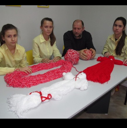 Най-дългата мартеница в света е изплетена от три русенски момичета
