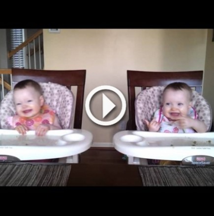 ВИДЕО -  Вижте, може само да се разсмеете 11-месечни близнаци сладко танцуват, когато баща им свири на китара