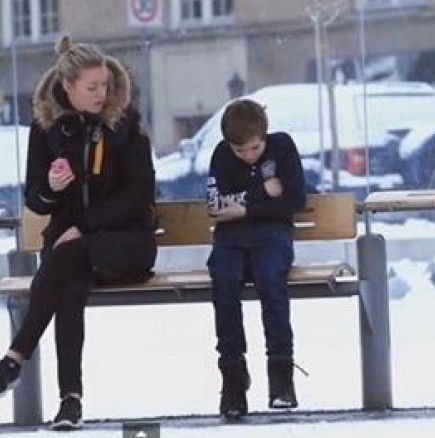 Вижте как постъпват норвежците, ако видят премръзнало дете на спирката. Ще му даде ли някой якето си?