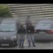 Видео на крадци, които обират луксозен автомобил посред бял ден
