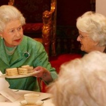 Разкриха с какво се храни кралицата за дълголетие  