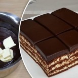 Шоколадова бисквитена торта без печене-Смесете брашното и 200 грама захар. Добавете яйца. Разбъркайте до гладкост