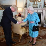Елизабет II дава тайни сигнали, които само просветените разбират-Ето какво значи, когато си прехвърли чантата в дясната ръка