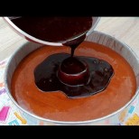 Кекс-изненада: греховно шоколадов и сочен! Изсипваш във формата, печеш и готово: