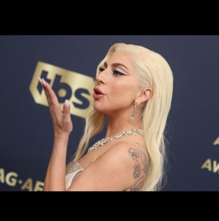Целувка за публиката, деколте за камерите: Лейди Гага се появи в умопомрачителен тоалет (Снимки)