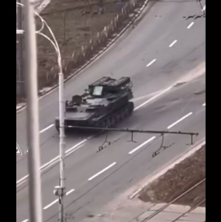 Ужасяващо от Украйна: Руски танк прегази цивилна кола с възрастен мъж в нея (Видео)