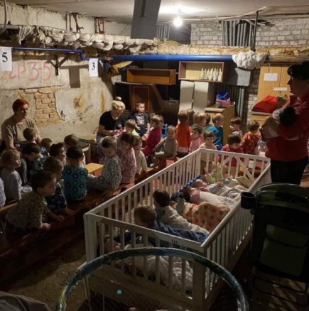 Украинските майки превърнаха метрото в родилно отделение и детска градина - животът им продължава под земята (Снимки):