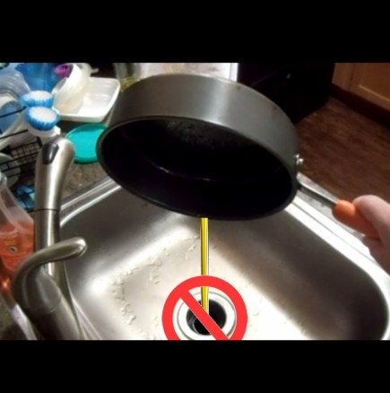 Изливате ли олиото от тигана в мивката? ОГРОМНА грешка! Ето как се прави, за да не прецакате тръбите: