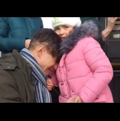 Кадри от Украйна, които разтърсиха света: Баща се сбогува с дъщеря си, изпращайки я на сигурно място (Видео)