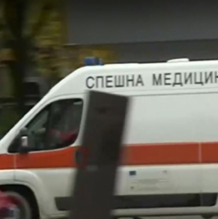 Жена почина в таксито пред очите на децата си, докато я прекарват от болница на болница