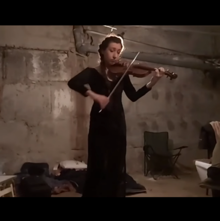 (Видео) Цигуларка свири на украинци в мазето, докато руски бомби падат върху Харков