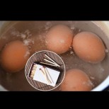 Като варя яйца за Великден, ЗАДЪЛЖИТЕЛНО пускам 3-4 клечки кибрит във водата - опитайте и ще видите!